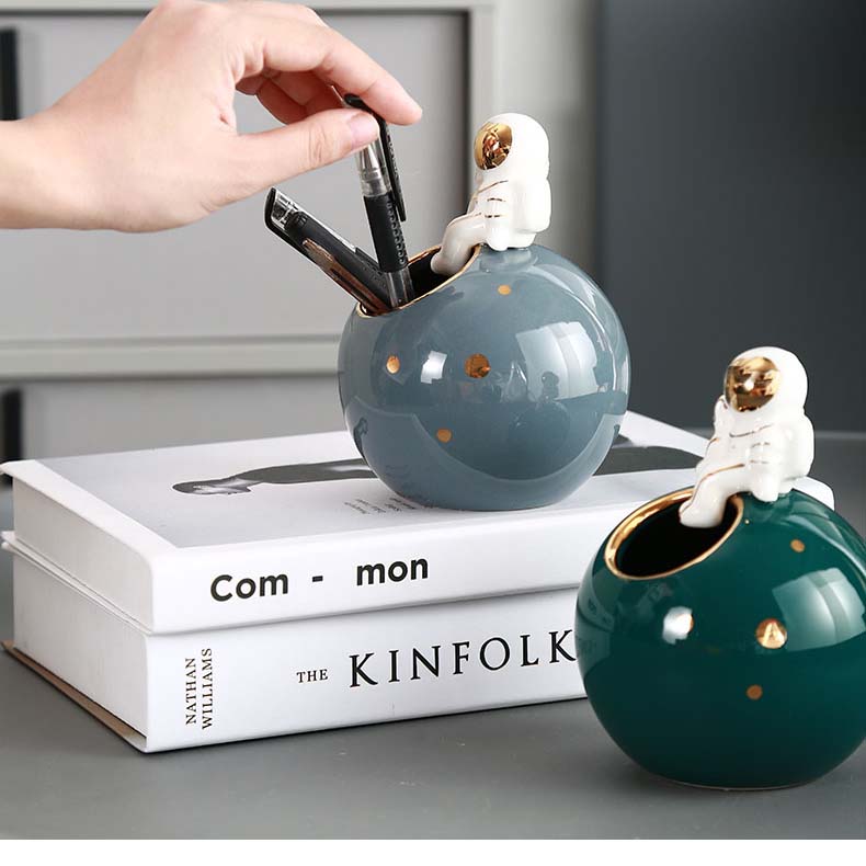 Creative Astronaut Moon Desktop Decoration Pen Holder