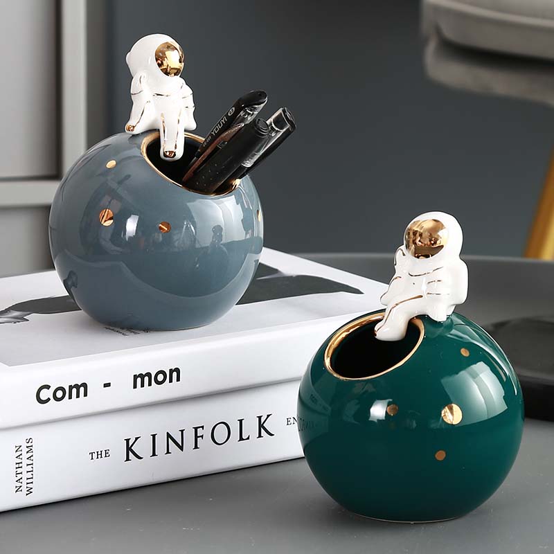 Creative Astronaut Moon Desktop Decoration Pen Holder